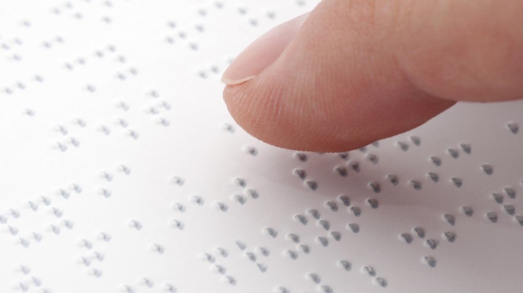  Gobernadora firma ley para que se provea tarjeta de identificaci&oacute;n del plan m&eacute;dico y folletos en sistema Braille para personas no videntes 