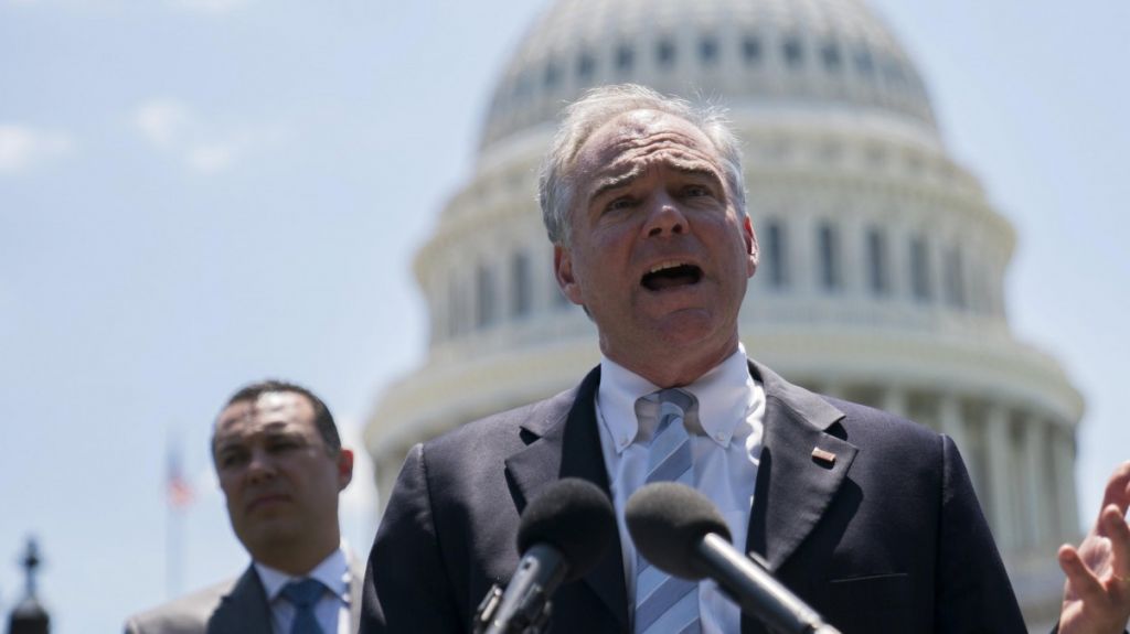  Kaine sugiere que nuevo asesor de Trump tiene contactos cercanos a Putin 