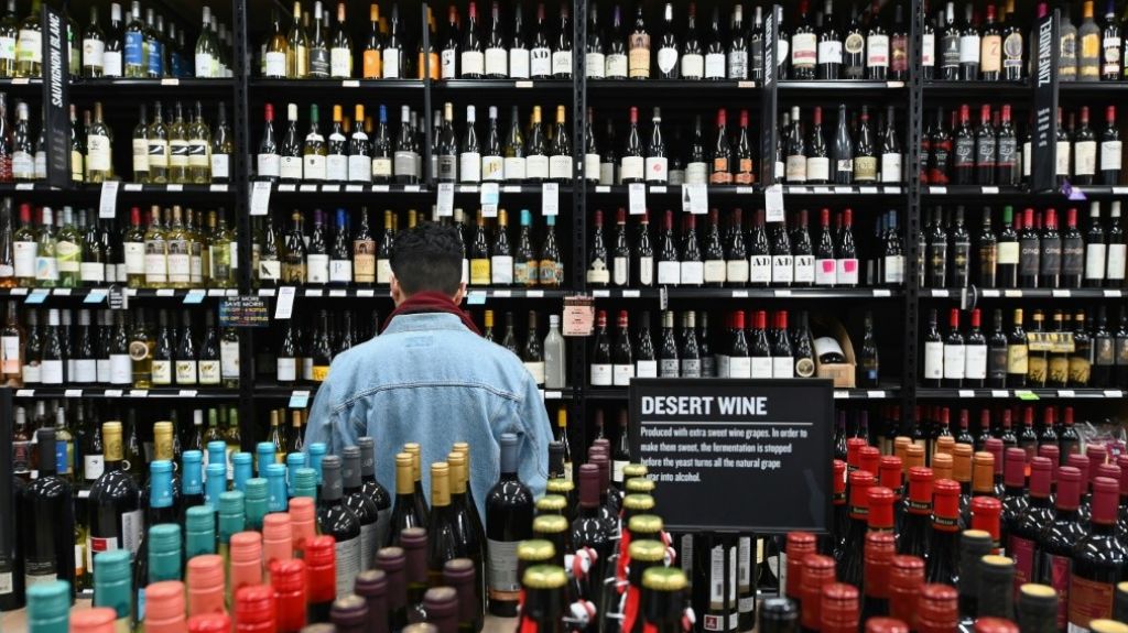  NYC ahoga las penas del coronavirus en "cuarentinis" y las licorer&iacute;as festejan 