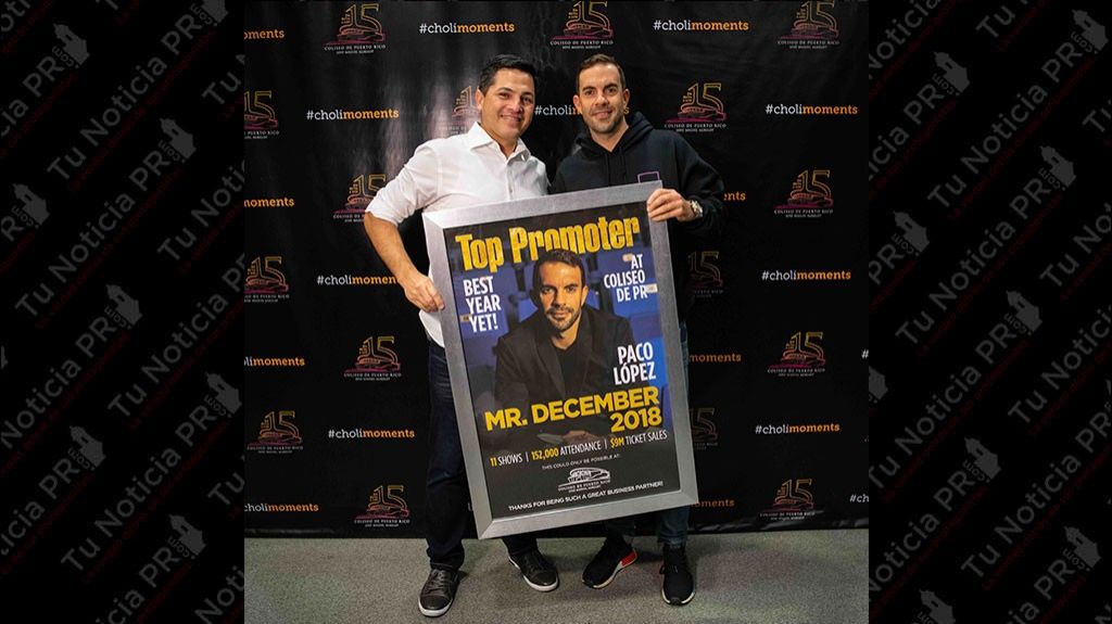  Productor Paco L&oacute;pez recibe reconocimiento de la gerencia del Choliseo 