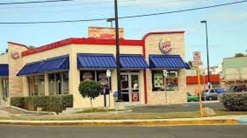  Apu&ntilde;alan a un hombre en el Burger King de San Germ&aacute;n. 