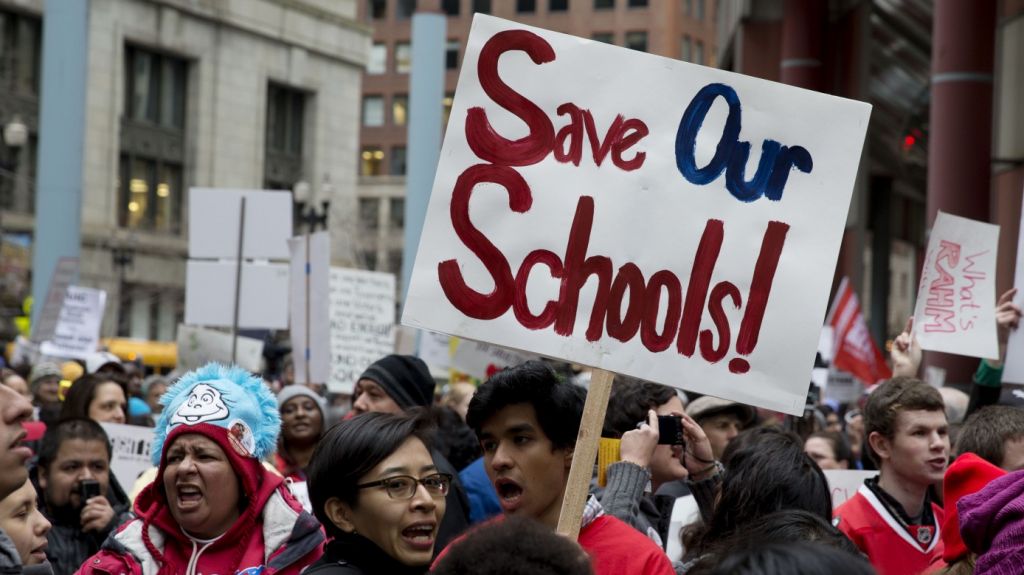  Maestros de escuelas "charter" se van por primera vez a huelga en Chicago 