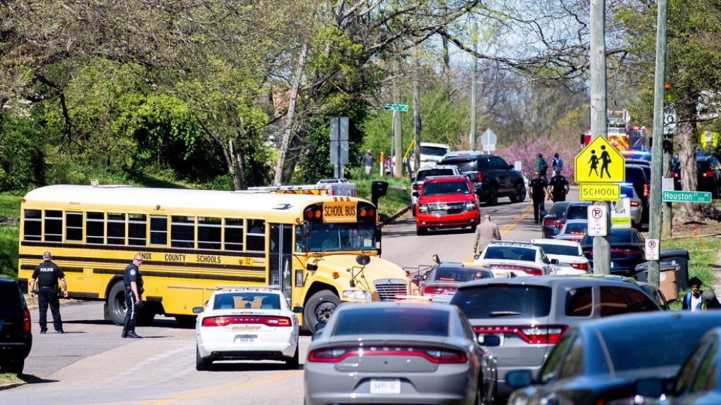  Un tiroteo en una escuela secundaria en Tennessee deja al menos un muerto y un polic&iacute;a herido 