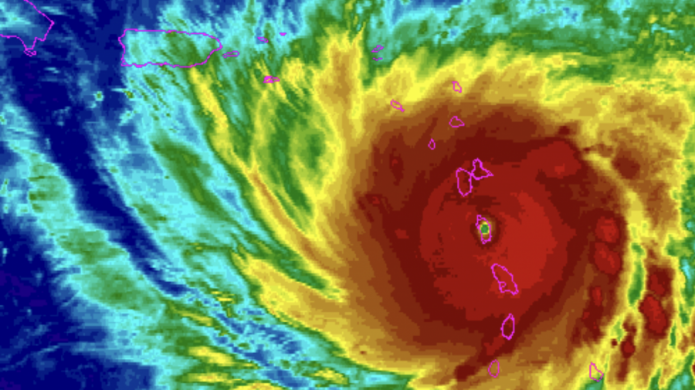 MarÃ­a azota a Dominica con vientos de 160 mph; ahora hace entrada al Caribe.