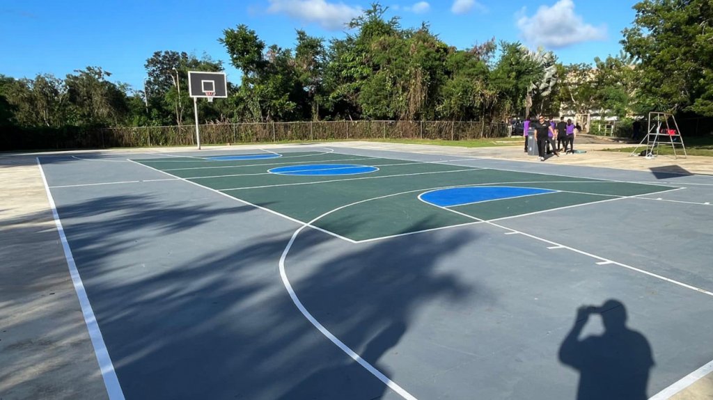  Rehabilitan cancha de escuela p&uacute;blica de Arecibo 