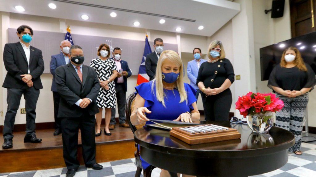  Gobernadora convierte en ley programa que asista a personas de la tercera edad para solicitar cr&eacute;ditos contributivos reembolsables 