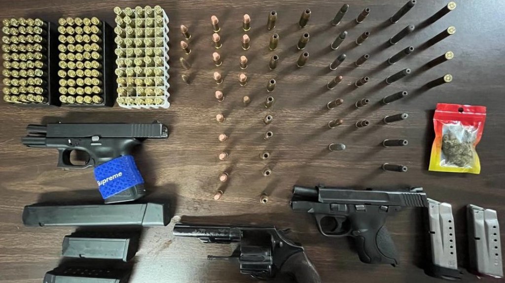  Ocupan pistolas y arrestan a 4 personan durante allanamiento en Toa Alta 