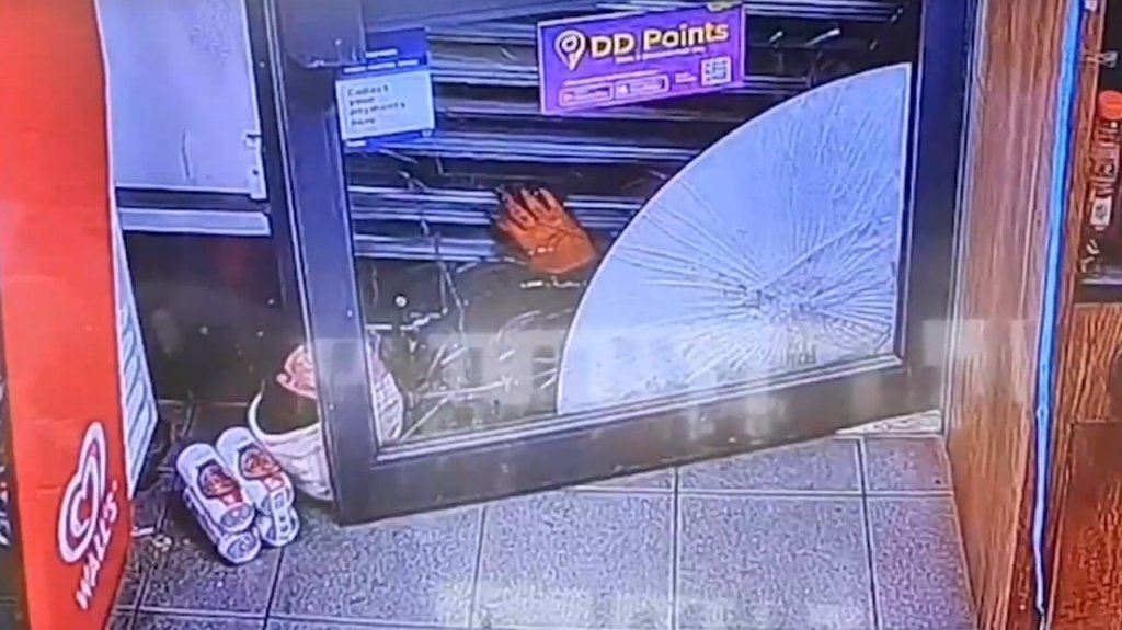  VIDEO:Atrapado en robo, ladrón disfruta cerveza mientras espera a la policía 