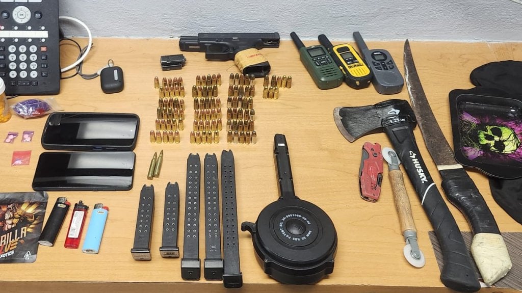  Arrestado en Can&oacute;vanas con pistola alterada, machete y un hacha 