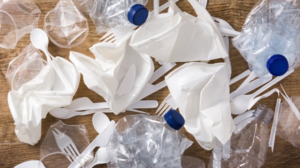  Convierten en ley prohibici&oacute;n de pl&aacute;sticos de solo uso en comercios 