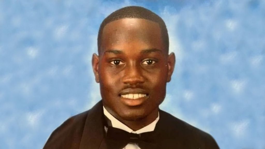  Arrestan al autor del video del asesinato del joven afroamericano muerto a tiros mientras se ejercitaba en EE.UU. 