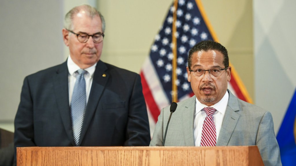  Fiscales acusan al polic&iacute;a que mat&oacute; a George Floyd de evasi&oacute;n de impuestos 