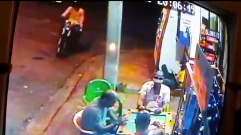  Video: Momento en que tirotean tres hombres cuando jugaban domin&oacute; frente a un colmado 