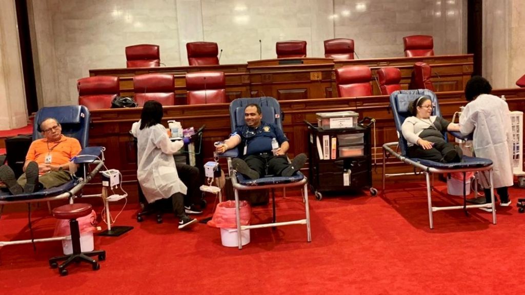  Ciudadanos y empleados donan sangre en el Capitolio para aumentar abastos del Centro M&eacute;dico 