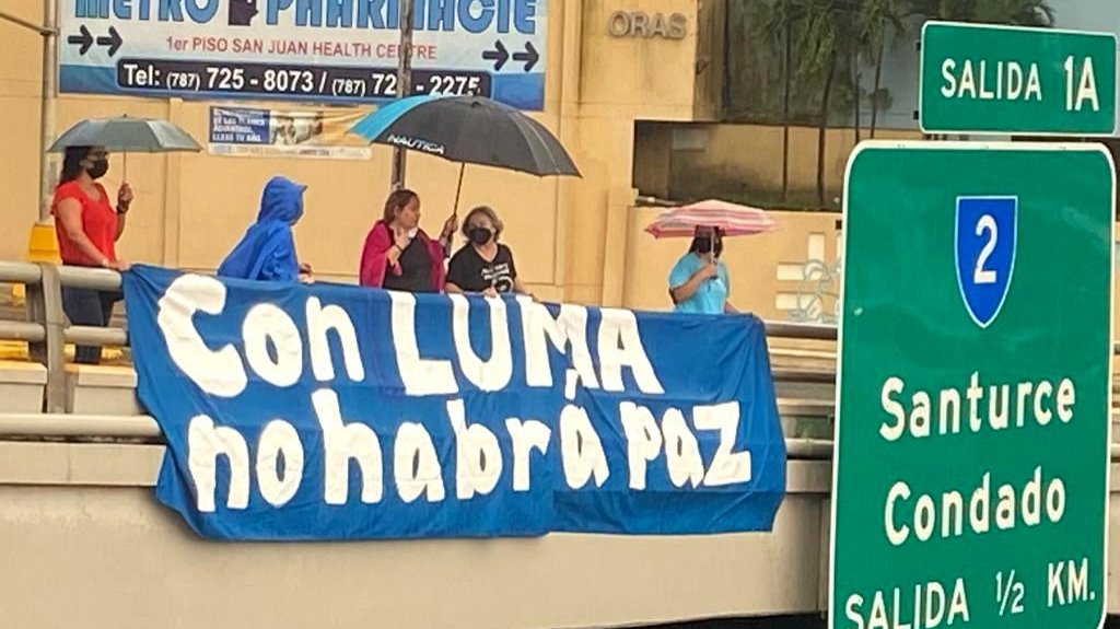  Mujeres protestan contra LUMA y provocan congesti&oacute;n vehicular en el expreso Baldorioty de Castro 