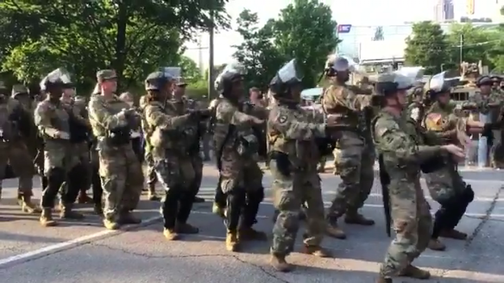  VIDEOS: Soldados de la Guardia Nacional en EE.UU. bailan la "Macarena" con los manifestantes antes del toque de queda 