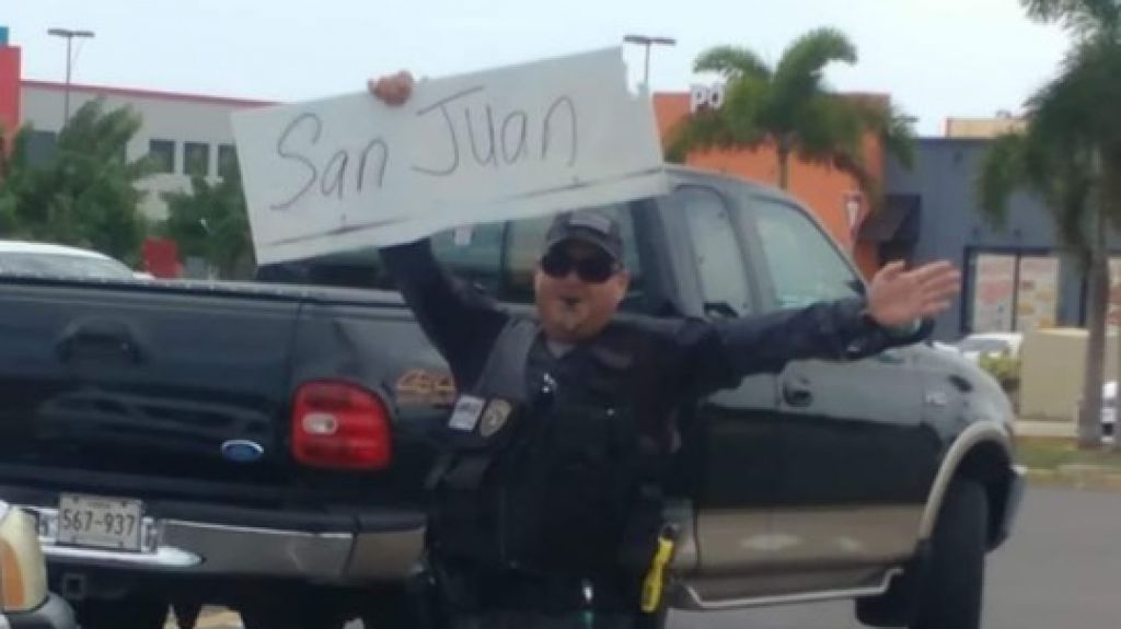  Polic&iacute;as se las ingenian para bregar con el transito por cierre de expreso 52 en Salinas 