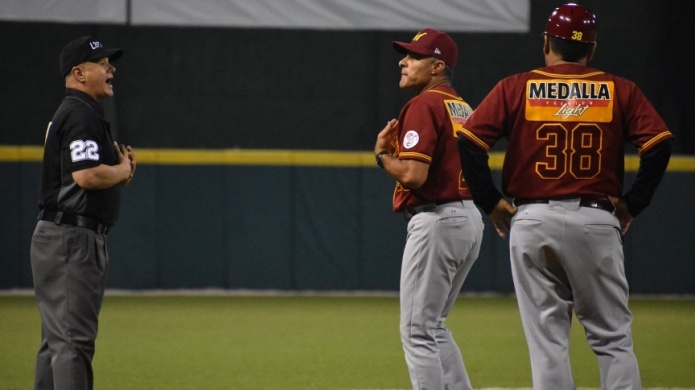 Indios de MayagÃ¼ez amarran bates de los Criollos de Caguas