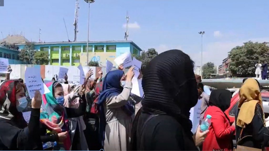  Video: Las afganas salen a las calles a protestar por sus derechos 