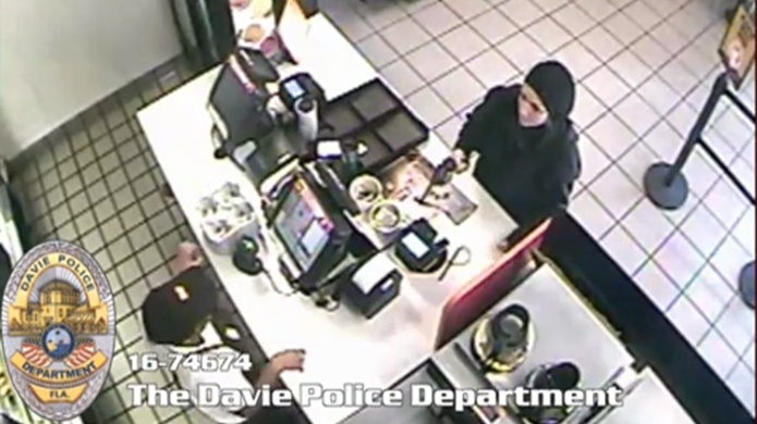 Video: Mujer se roba propina durante fallido asalto a mano armada