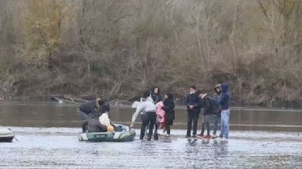  Vea video: Miles de refugiados sirios acampan ante la frontera griega esperando cruzar 