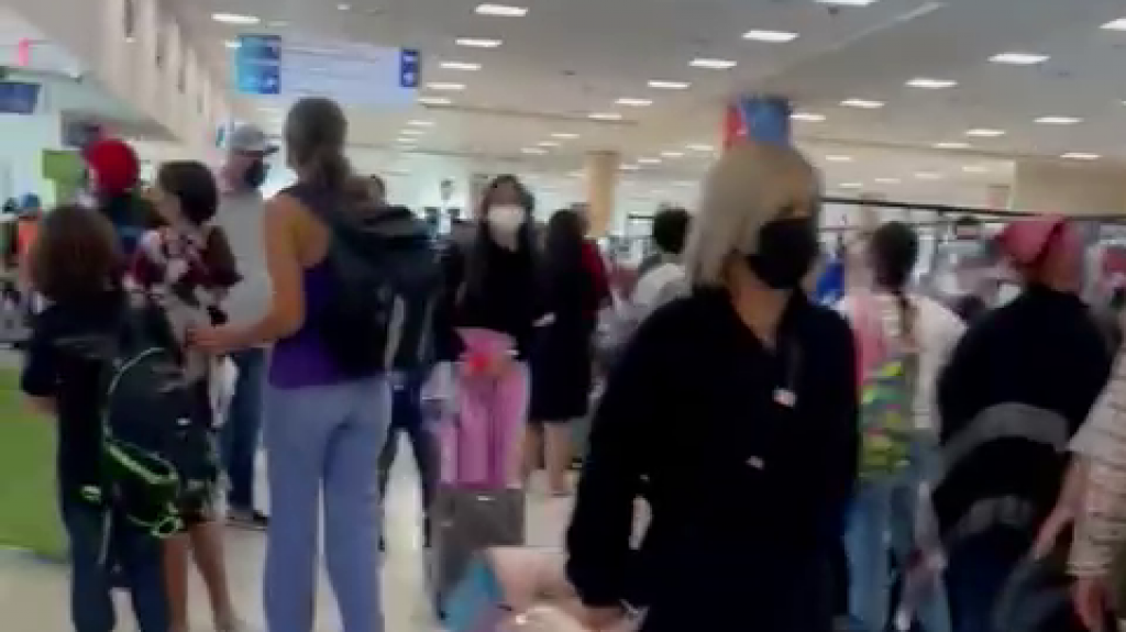  Video: Caos y nada de distanciamiento en aeropuerto Luis Mu&ntilde;oz Mar&iacute;n 
