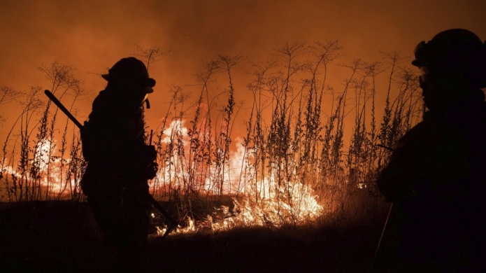 Incendio descontrolado arrasa mÃ¡s de 2.000 hectÃ¡reas al norte de Los Ãngeles