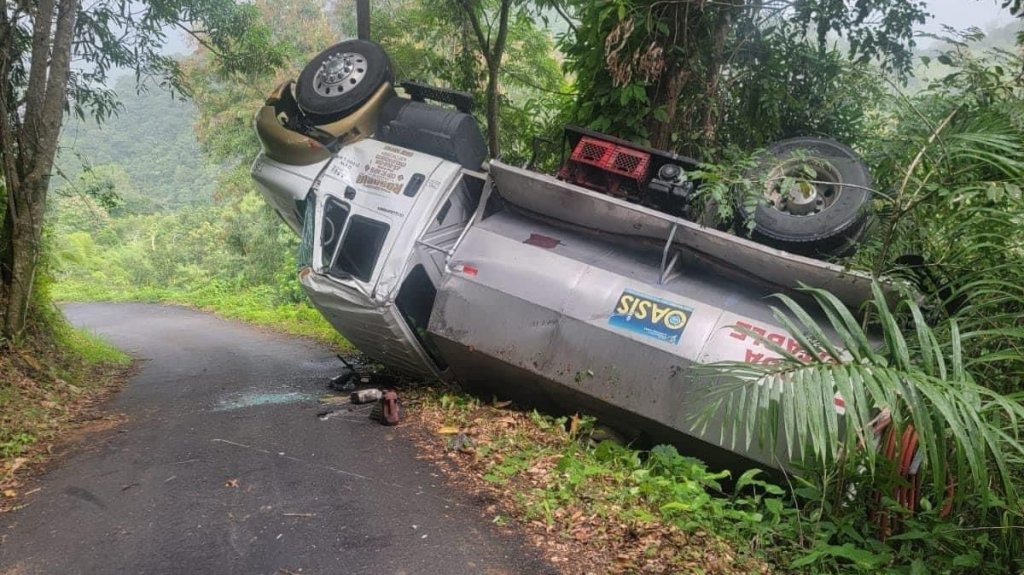  Video: Ahora intentan levantar cami&oacute;n volcado en Morovis 