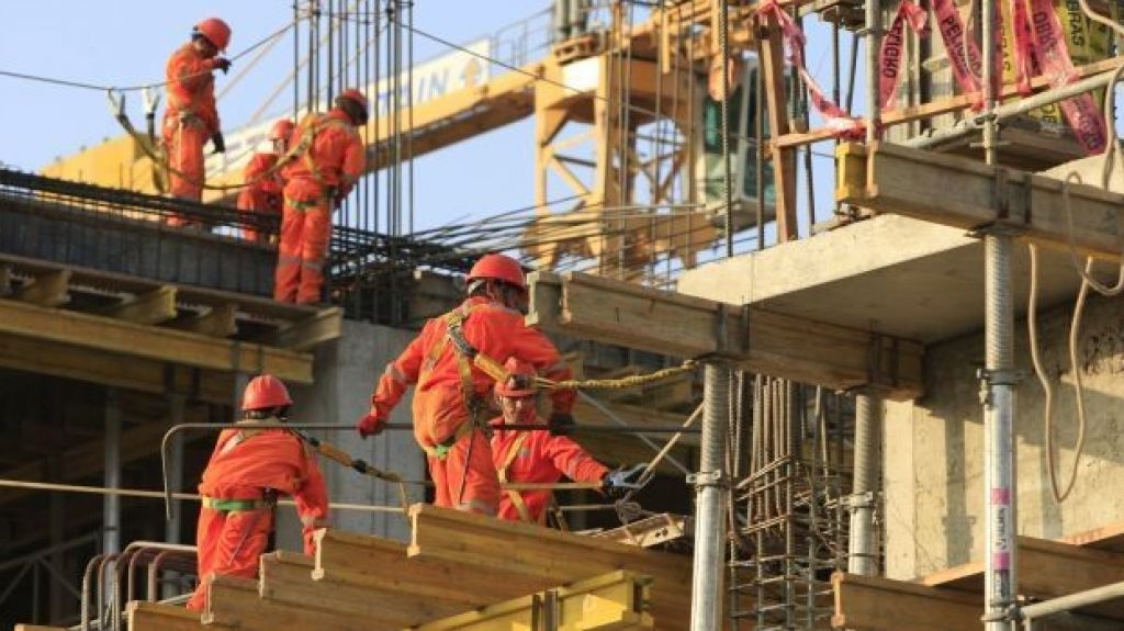  Coronavirus/Un total de 340,000 trabajadores están paralizados por la pandemia y el sector de la construcción pide reactivar la economía 