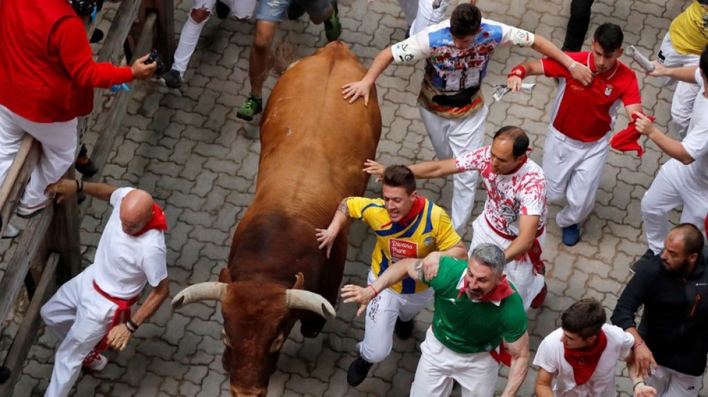  Fotos y Video: Un toro enfurecido cornea y arrastra por metros a un joven durante fiesta taurina en Espa&ntilde;a 
