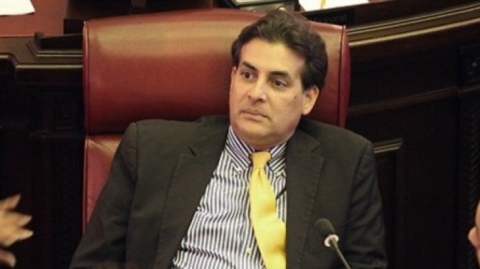 Senador Bhatia solicita la renuncia del director ejecutivo de la AEE