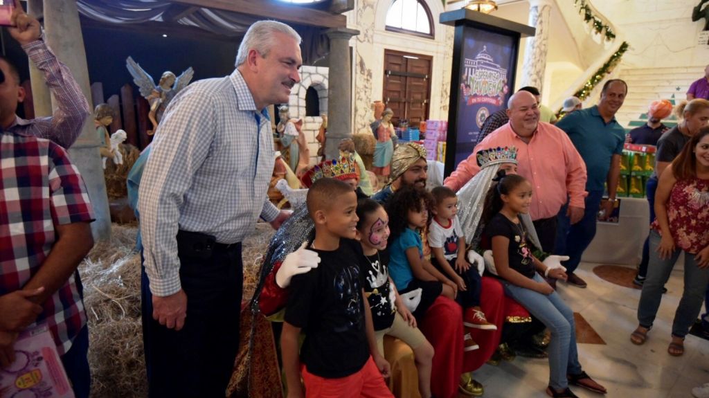 Los Reyes Magos de Juana DÃ­az llegaron el viernes al Capitolio y presidentes de ambos cuerpos legislativos se unieron a la entrega de regalos