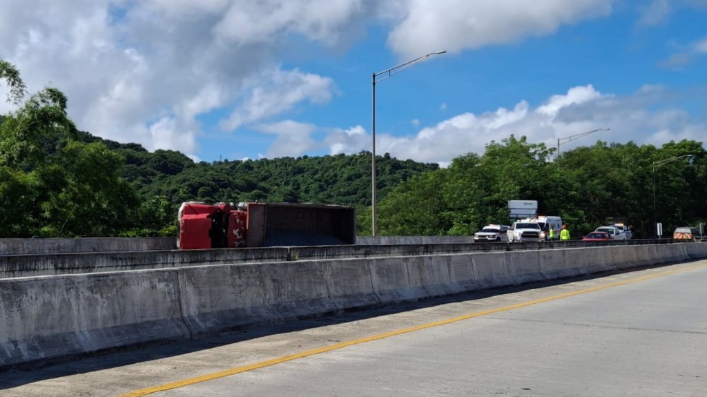  Video: se vuelca camión en la Ruta 66 de Canóvanas a Río Grande 