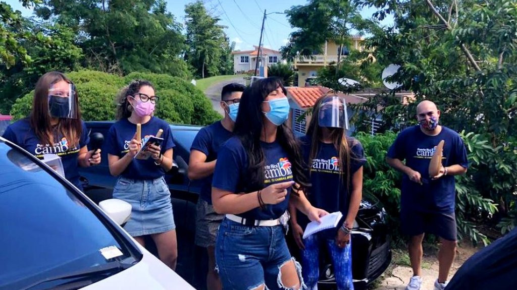  J&oacute;venes de Puerto Rico Cambia llevan compras de Acci&oacute;n de Gracias a varias familias de Cabo Rojo, Lajas y Rinc&oacute;n 