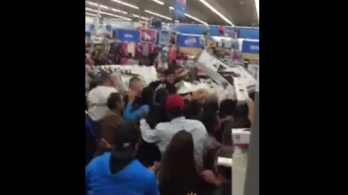 Video: MotÃ­n en Walmart de El Paso, Texas durante "Black Friday"