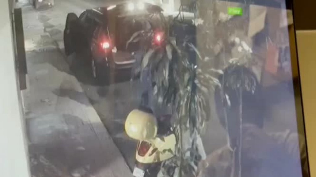  En video momento que &ldquo;cacos&rdquo; literalmente &ldquo;Cargan&rdquo; una motora para rob&aacute;rsela 