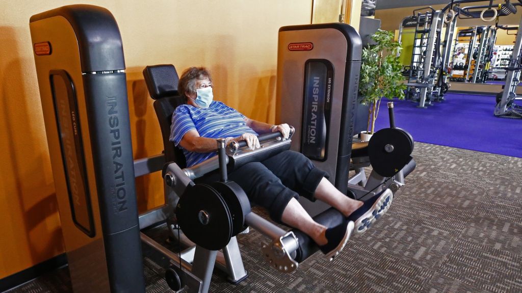  Arizona cierra bares y gimnasios, retrasa la apertura de escuelas 