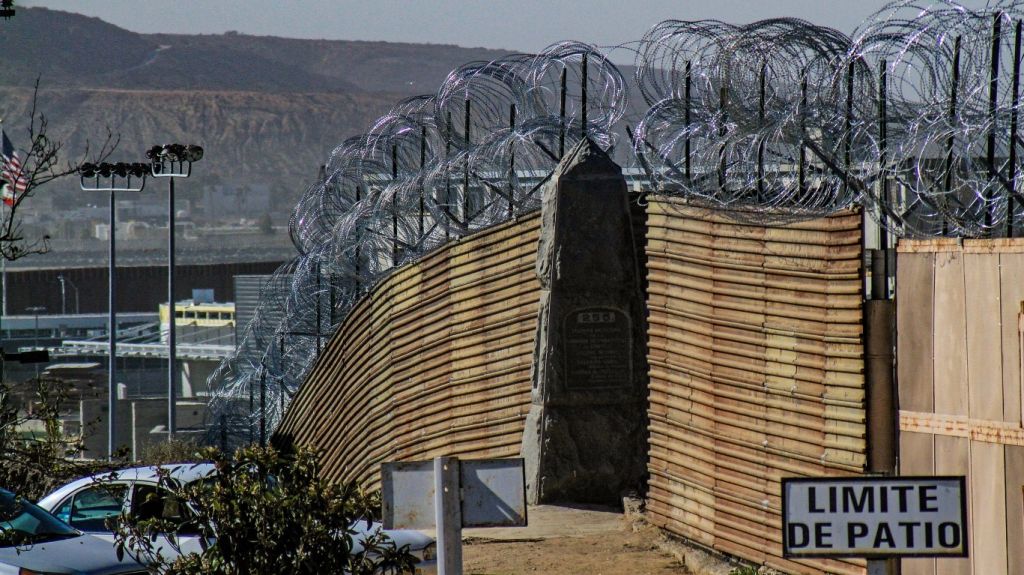  Trump no descarta cierre de Administraci&oacute;n si no se aprueban fondos para muro 