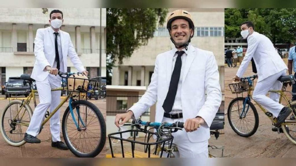 El regidor más votado llega en bicicleta a su juramentación al ayuntamiento del DN 