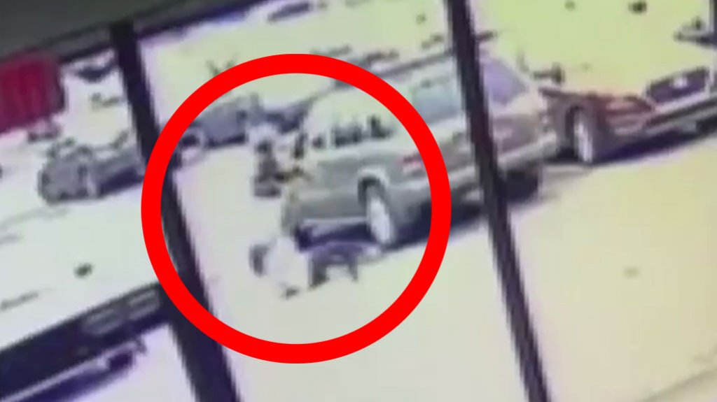  En video momento en que un &ldquo;caco&rdquo; agrede una mujer y le hace un &ldquo;carjacking&rdquo; en San Lorenzo 
