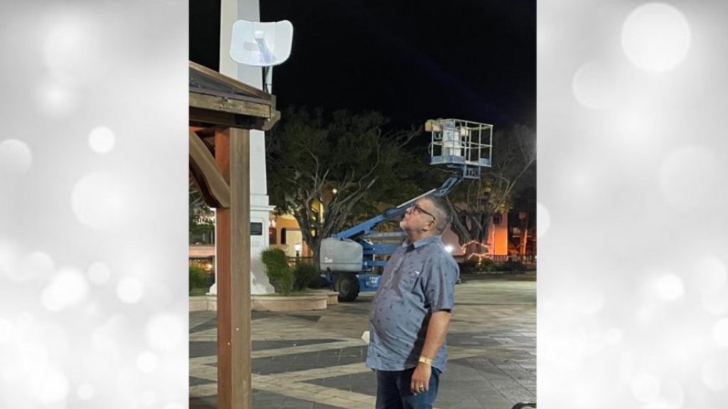  Arecibo anuncia internet gratuito y sin clave de acceso en la plaza p&uacute;blica del pueblo 