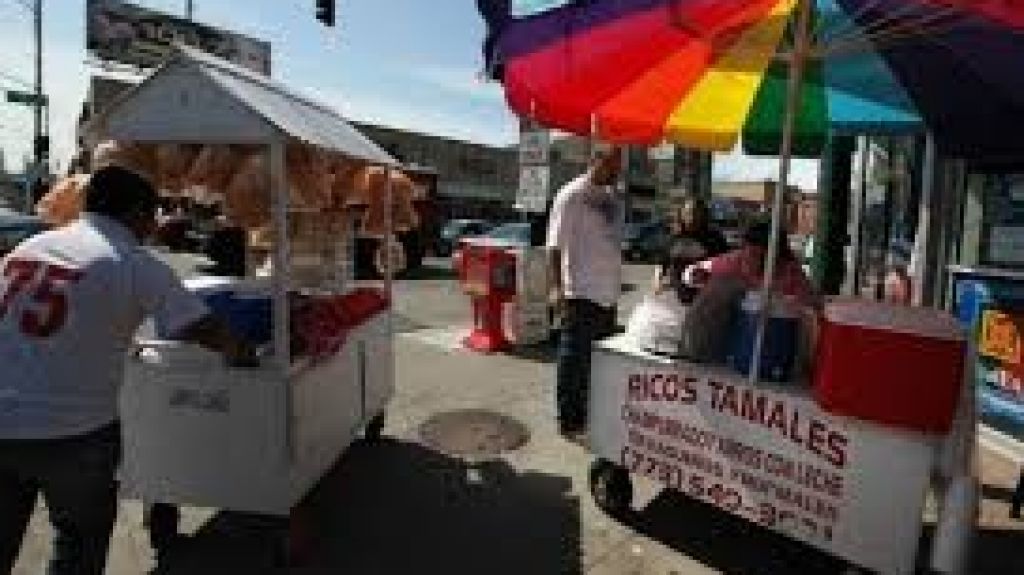  Vea video: Vendedores celebran medida que deja de criminalizar el comercio ambulatorio en California 