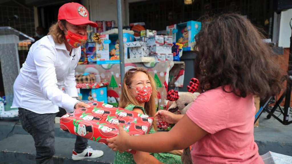  Pierce, empresario y actor entrega de regalos a cientos ni&ntilde;os del residencial Luis Llor&eacute;ns Torres 