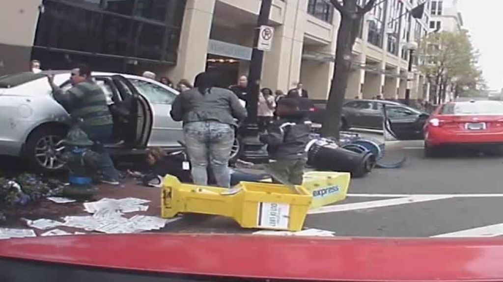  En video momento que una conductora en Washington, D.C. atropella varias personas 