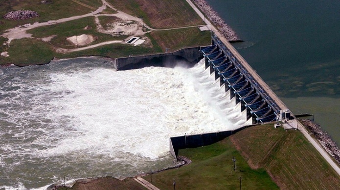 La principal represa de Houston comienza a desbordarse a causa del Harvey