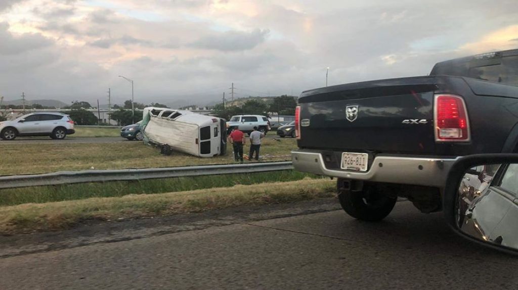  Guagua volcada en expreso PR-52 cerca de la comandancia de Ponce 