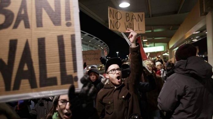 Jueza federal impide deportar a retenidos en aeropuertos tras decreto de Trump