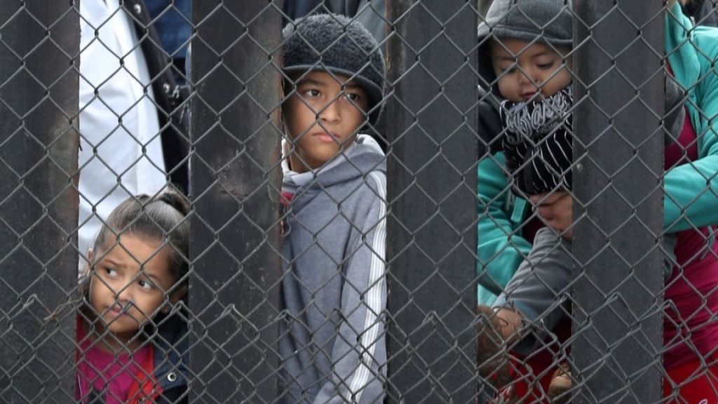  Jueza en EE.UU. ordena libertad para menores migrantes por pandemia de COVID-19 