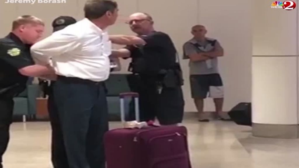  Video: Pasajero en aeropuerto de Orlando &ldquo;provoca&rdquo; a los polic&iacute;as para que lo arresten 