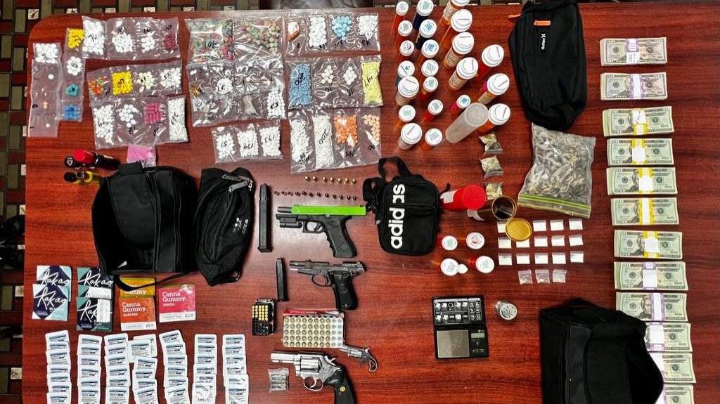  Ocupan armas, drogas, dinero, auto y granada militar en allanamiento en Isabela 